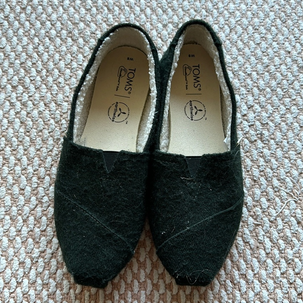 Fuzzy Forest green slip on alpargata Toms. Women’s size 8, like new